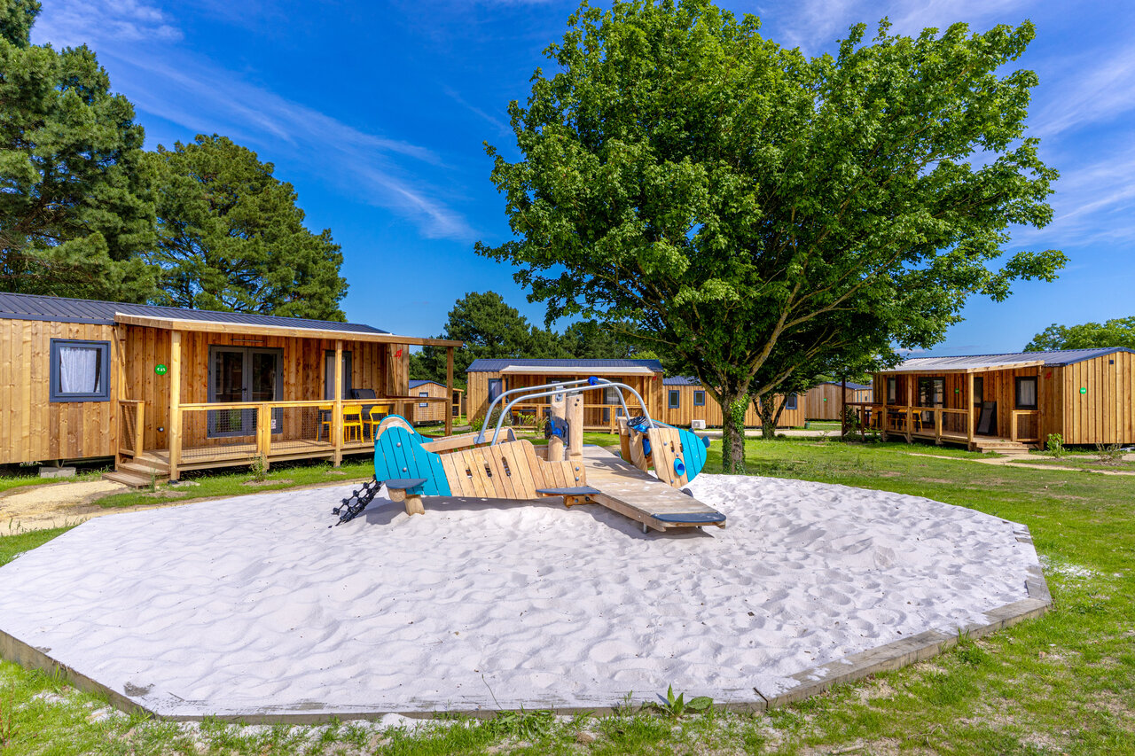 Aire de jeux avion en bois, mobile homes modernes au camping CAPFUN Lac de Ribou � Cholet (49).