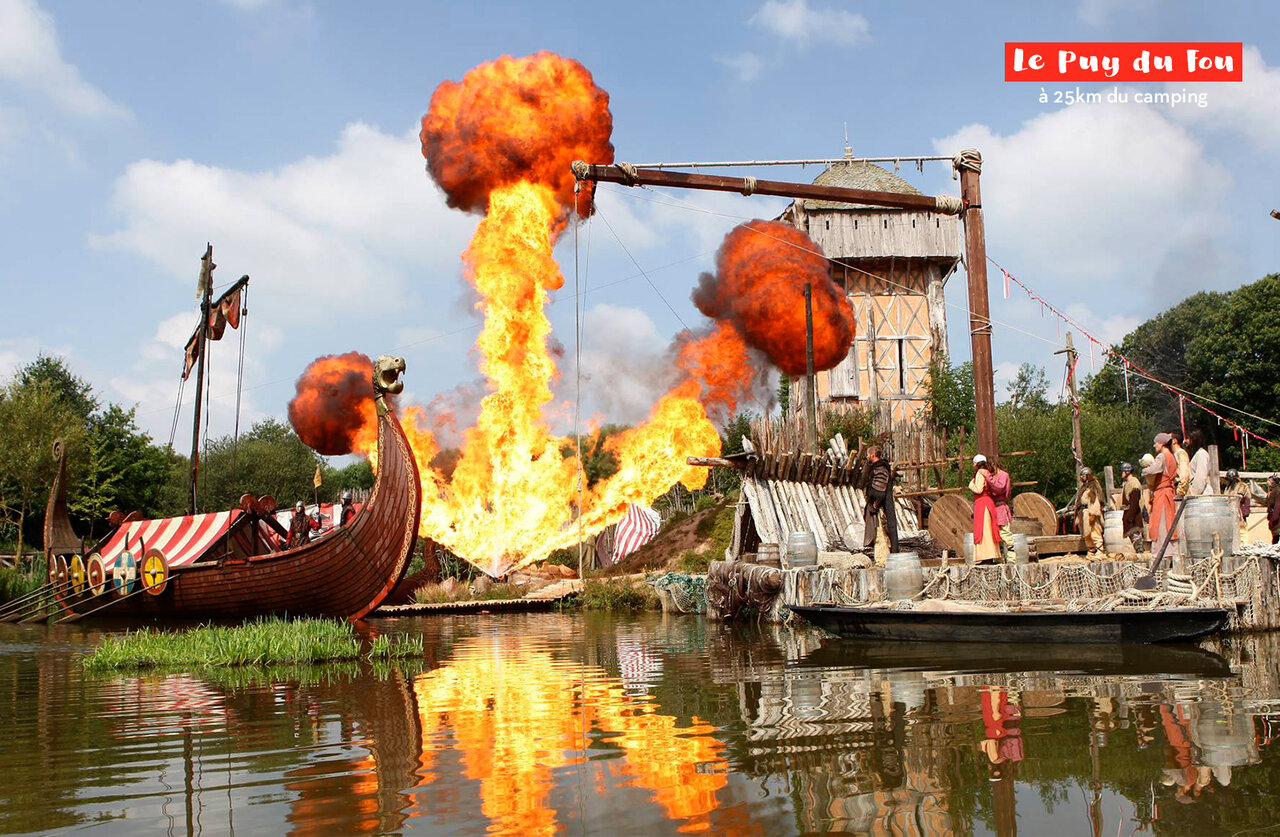 Spectacle historique avec drakkar viking et explosions au Puy du Fou, Vend�e.