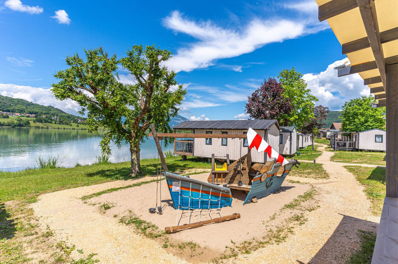 Aire de jeux bateau, lac et mobile homes au camping CLICOCHIC Lac du Lit du Roi � Massignieu-de-Rives (01).