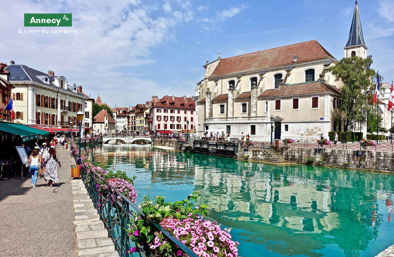 Canal fleuri et b�timents historiques � Annecy, la Venise des Alpes.