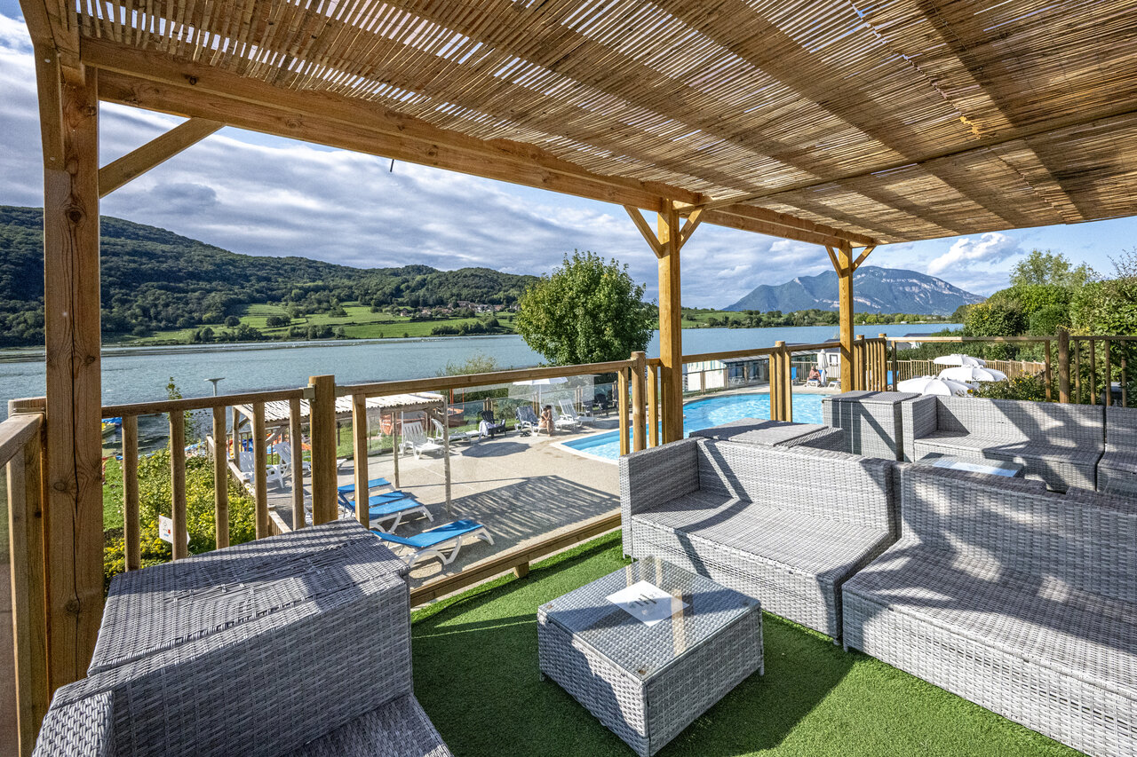 Espace lounge, piscine, lac au camping CLICOCHIC � Massignieu-de-Rives (01).