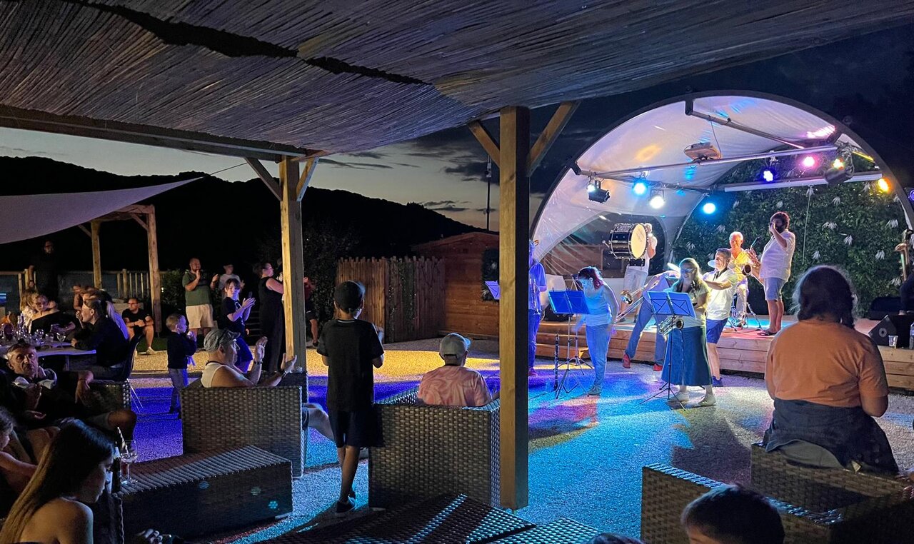 Animation musicale au camping CLICOCHIC Lac du Lit du Roi � Massignieu-de-Rives (01).