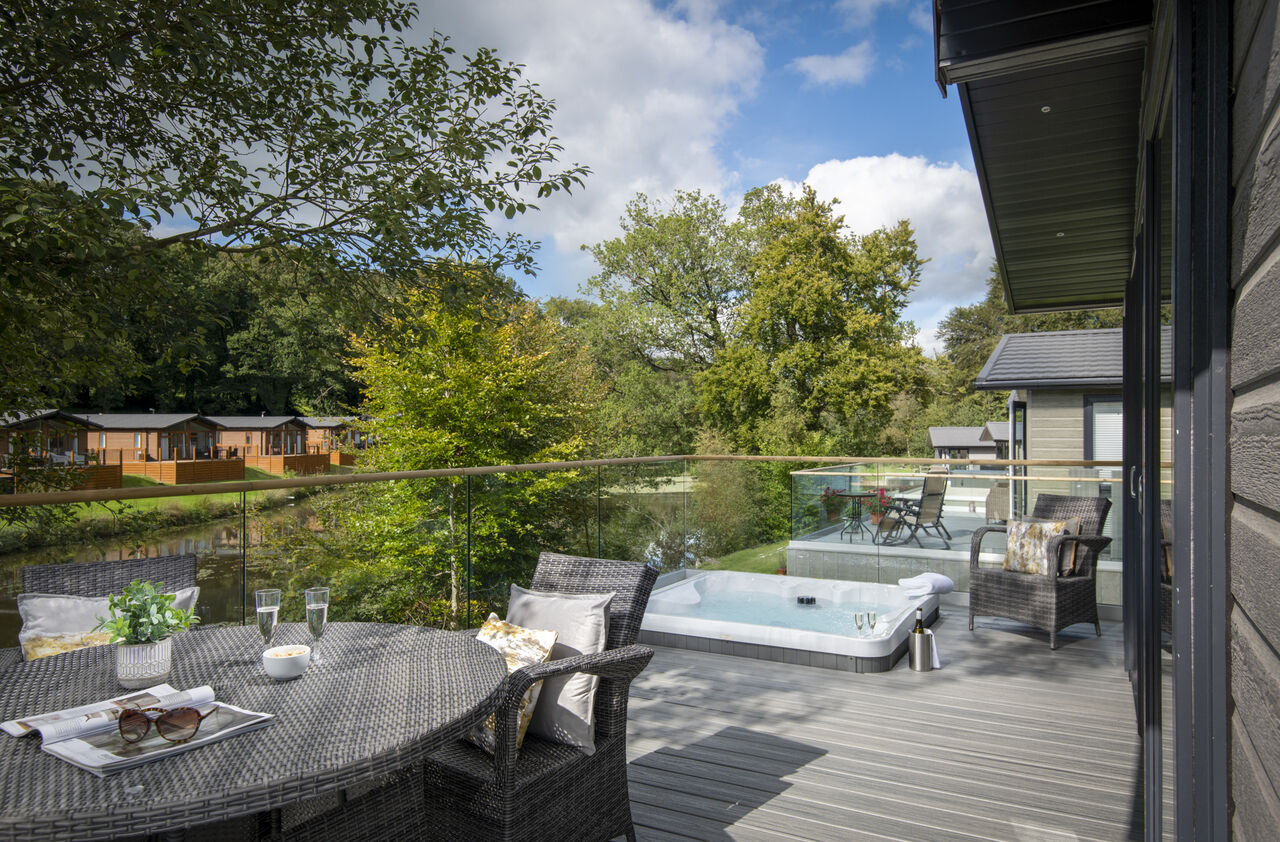Terrasse avec jacuzzi et chalets en bois au camping CAPFUN UK Lakeview Manor � Dunkeswell.