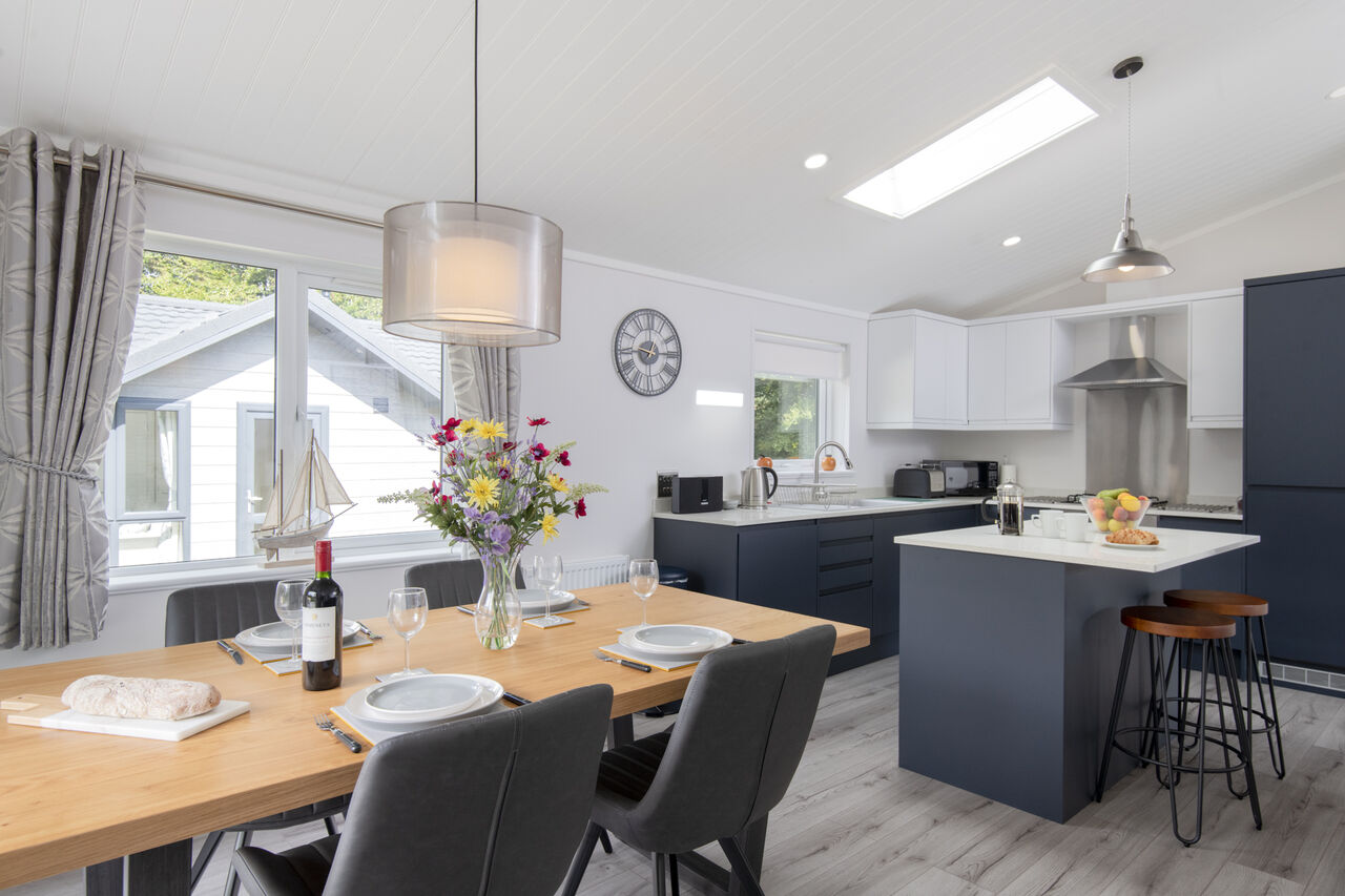 Cuisine �quip�e et salle � manger moderne d'un h�bergement CAPFUN UK Lakeview Manor.