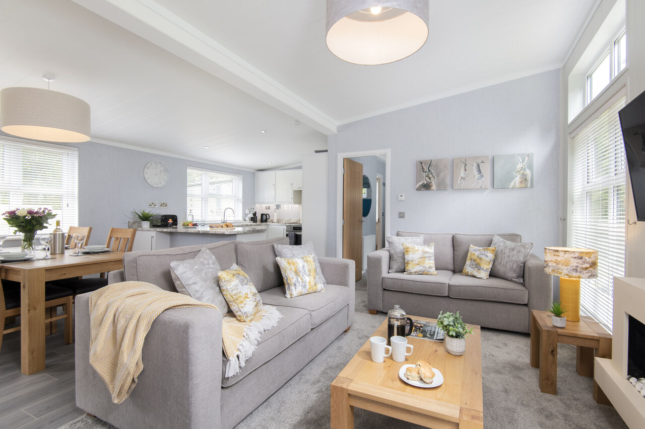 Salon, salle � manger et cuisine moderne d'un mobile home au camping CAPFUN UK Lakeview Manor � Dunkeswell