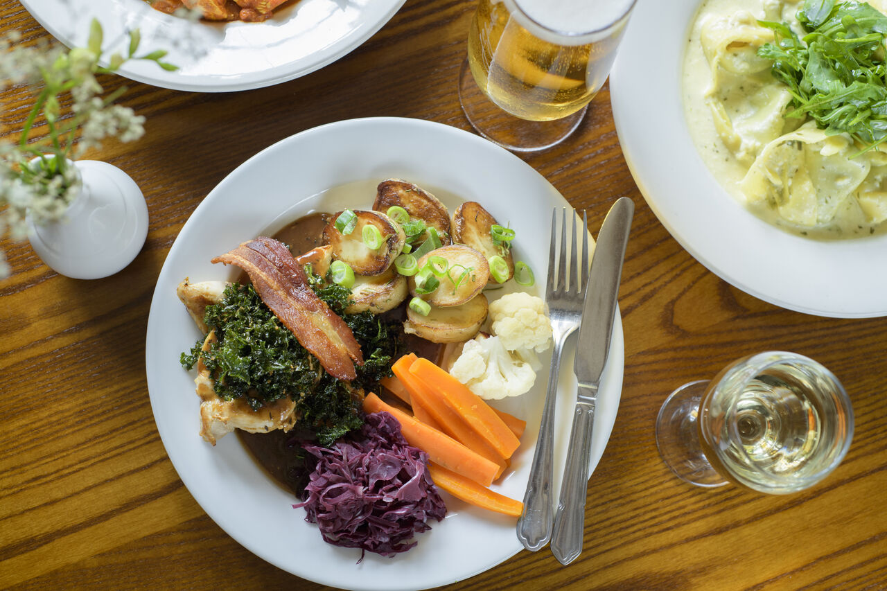 Poulet, bacon, l�gumes, pommes de terre au restaurant CAPFUN UK Lakeview Manor.