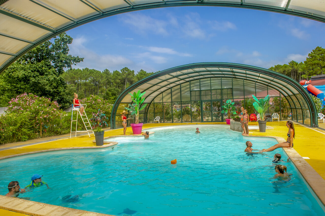 Piscine ext�rieure couverte avec toboggan et familles au camping CAPFUN Landisland � Moliets-et-Maa (40).