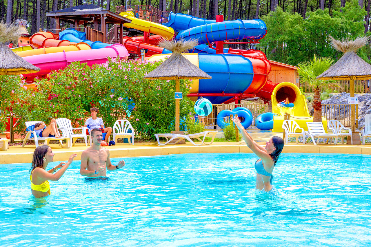 Piscine ext�rieure avec toboggans aquatiques au camping CAPFUN Landisland � Moliets-et-Maa (40).