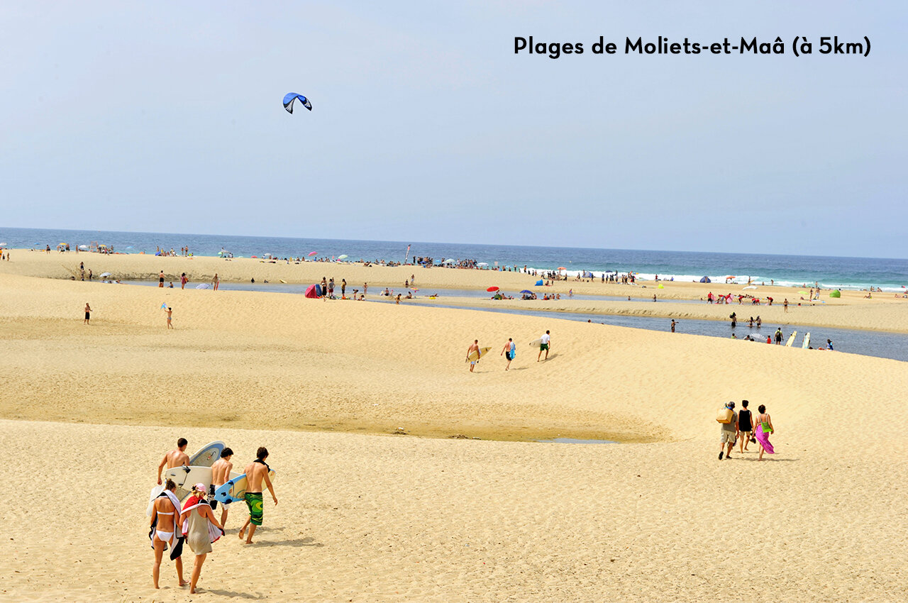 Plages de Moliets-et-Ma�, Landes, avec surfeurs et baigneurs, lieu � visiter.