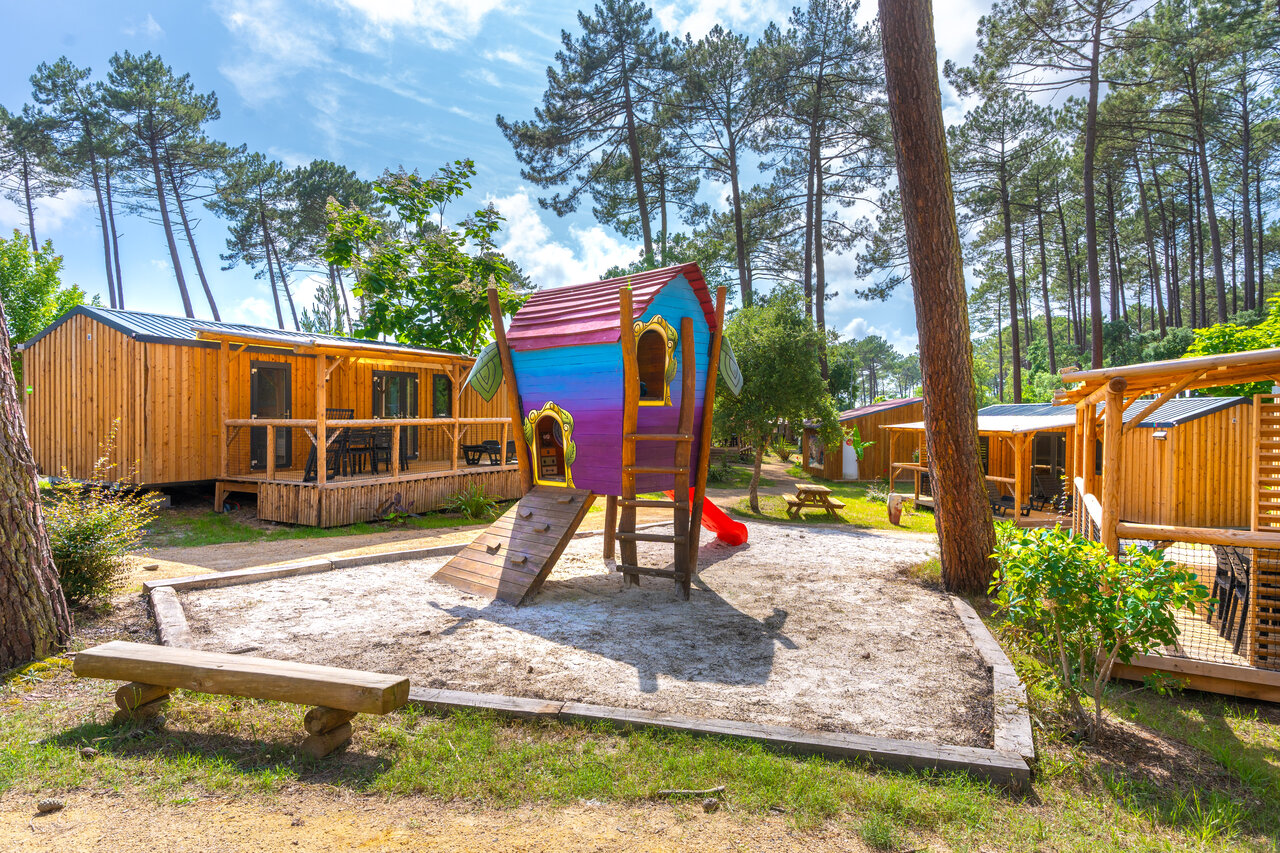 Espace jeux enfants avec cabane color�e et mobile-homes au camping CAPFUN Landisland � Moliets-et-Maa (40).