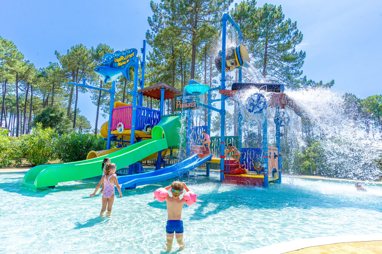 Aire de jeux aquatique color�e avec toboggans et seau g�ant au camping CAPFUN Landisland � Moliets-et-Maa (40).