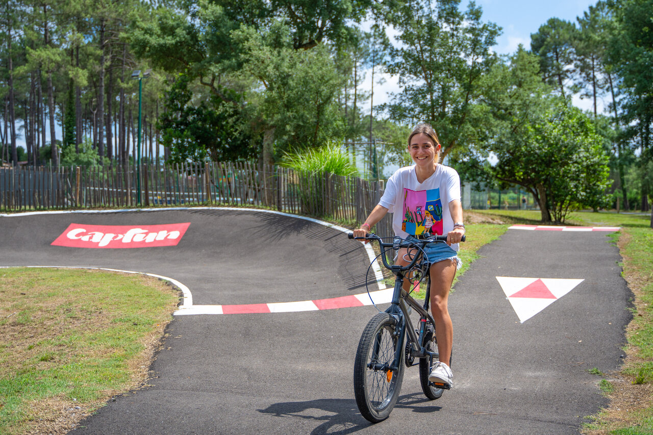Jeune femme sur pump track � v�lo au CAPFUN Landisland � Moliets-et-Maa.