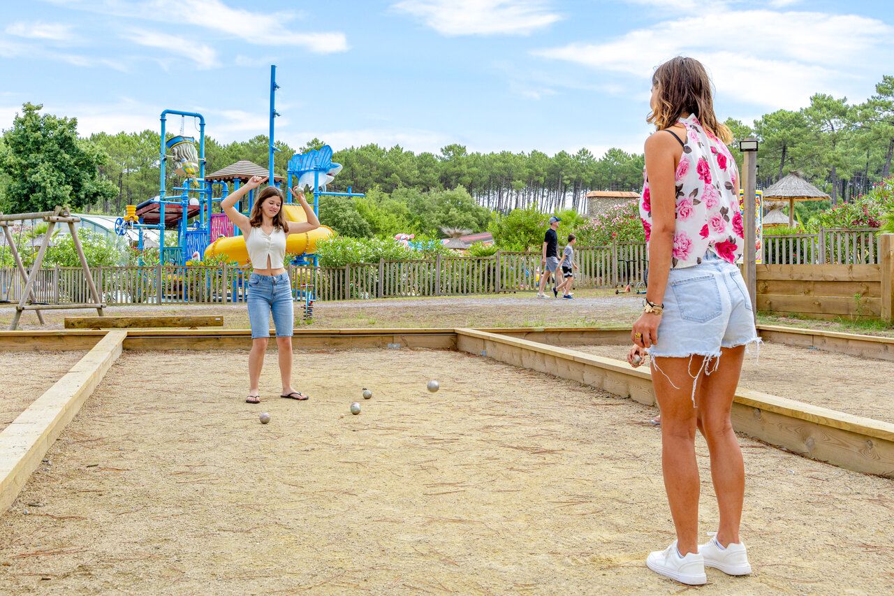 Joueurs de p�tanque sur terrain de boules avec parc aquatique au CAPFUN Landisland (40).