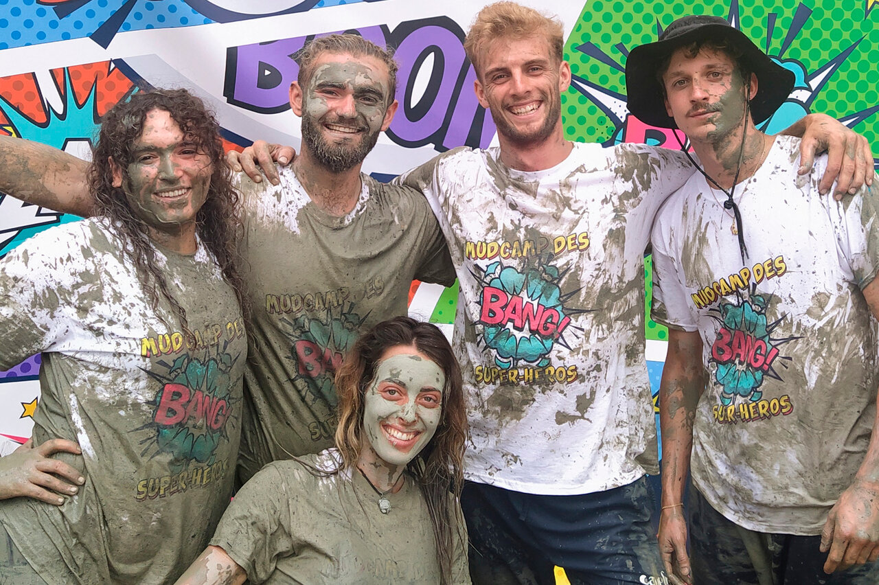 Amis souriants couverts de boue apr�s Mudcamp au camping CAPFUN Landisland � Moliets-et-Maa (40).