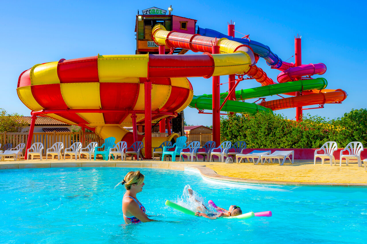Toboggans aquatiques color�s et piscine familiale au camping CAPFUN Las Bousigues � Le Barcar�s (66).