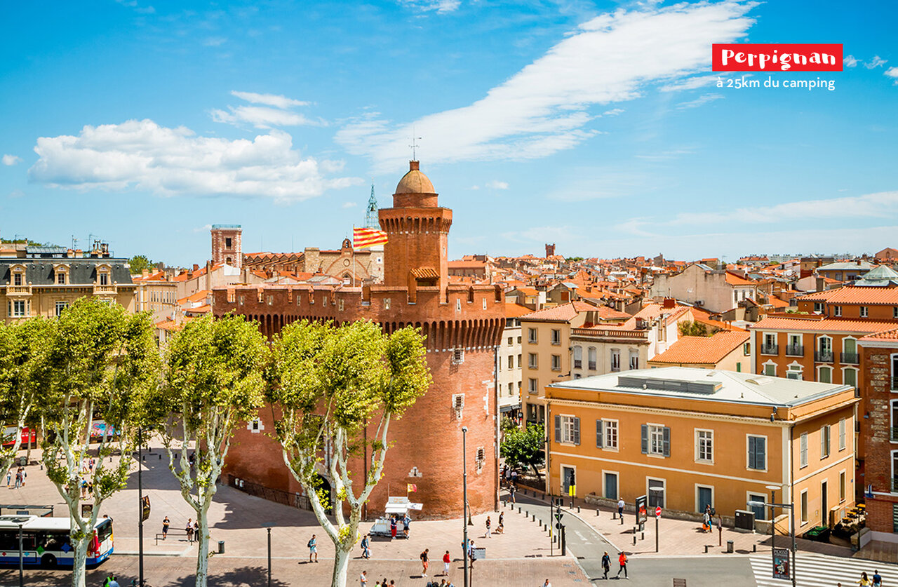 Le Castillet, monument embl�matique de Perpignan, ville � visiter pr�s du camping.