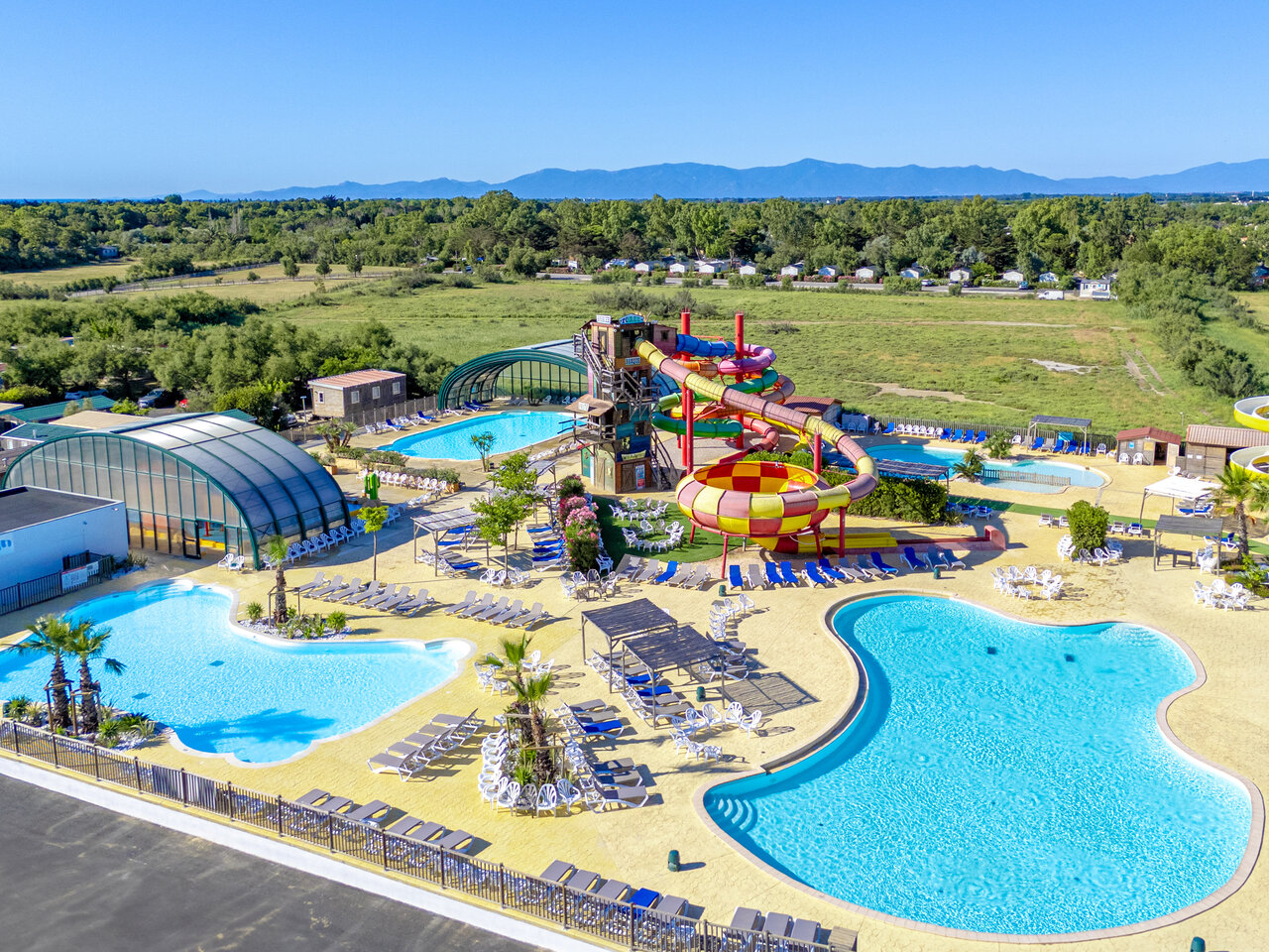 Vaste parc aquatique, toboggans et piscines au camping CAPFUN Las Bousigues � Le Barcar�s (66).