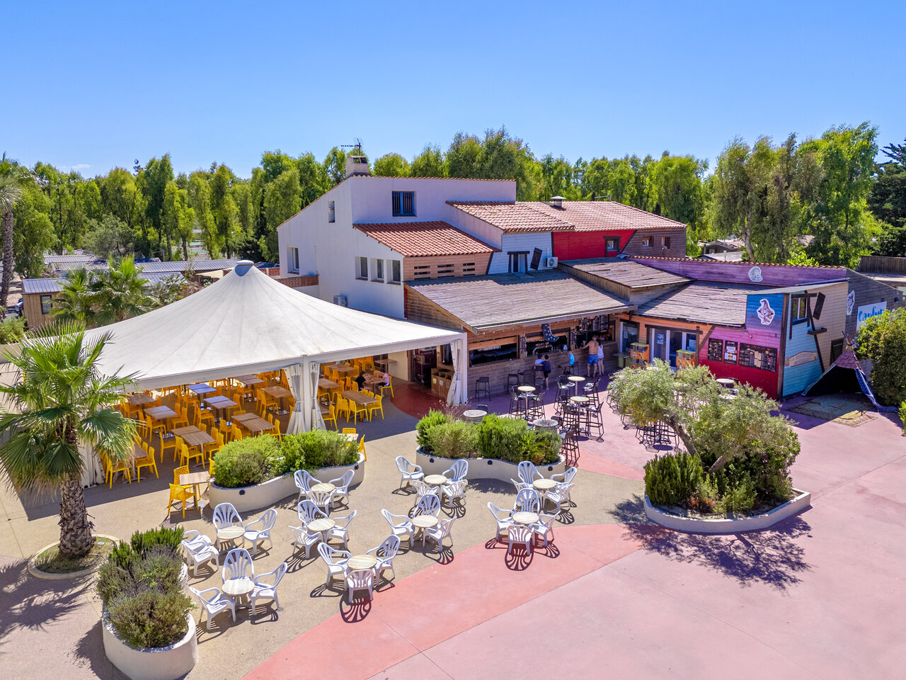 Restaurant, bar et terrasse ext�rieure au CAPFUN Las Bousigues � Le Barcar�s (66).