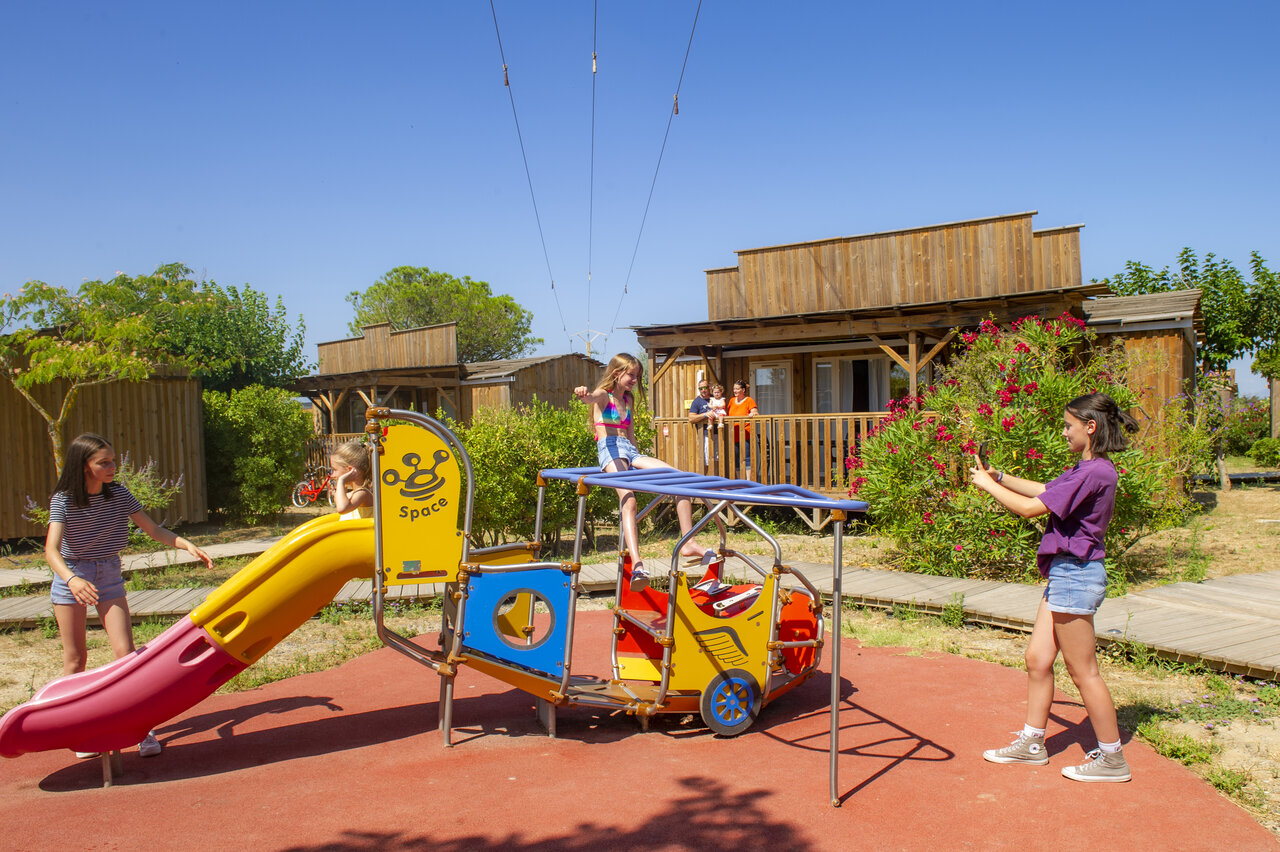 Aire de jeux color�e avec toboggan pour enfants au camping CAPFUN Las Bousigues � Le Barcar�s.