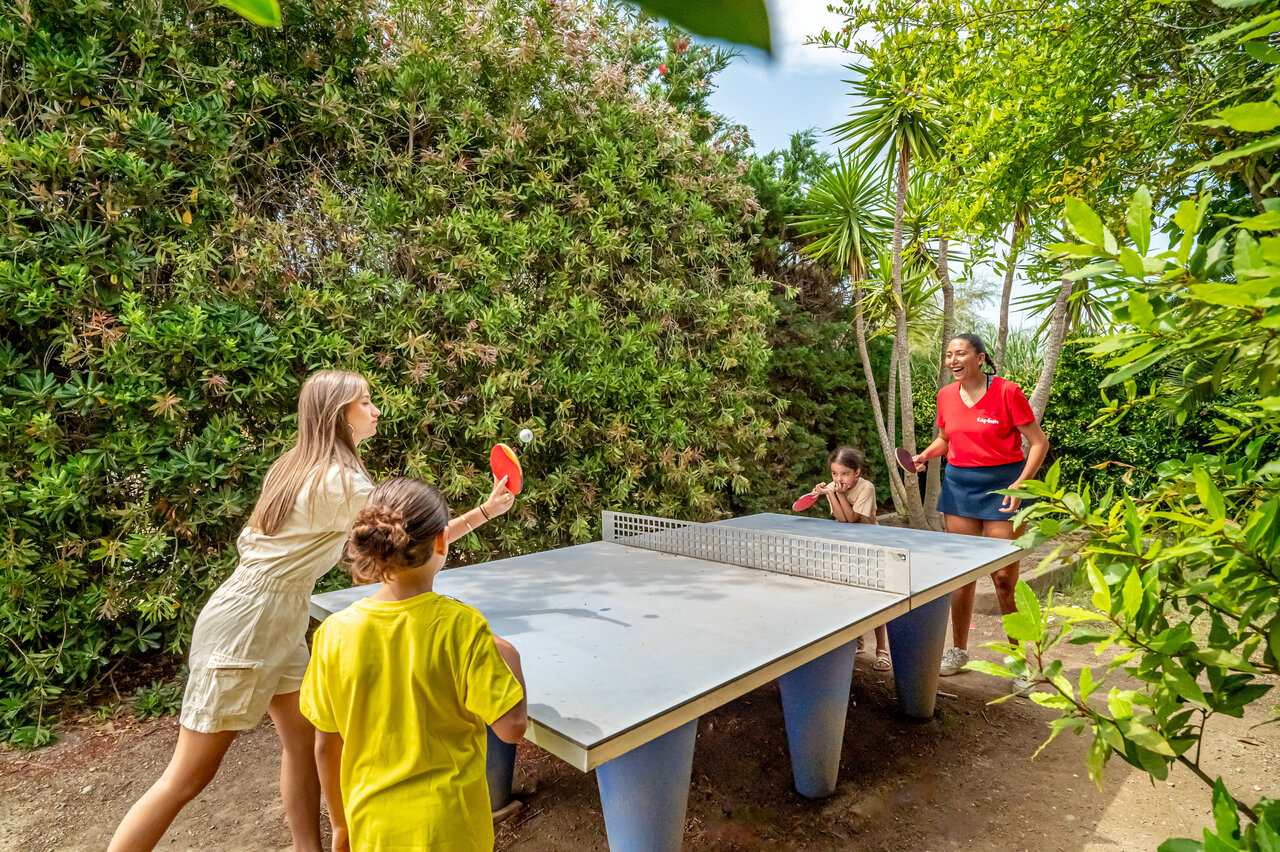 Famille jouant au tennis de table ext�rieur au camping CAPFUN Las Bousigues � Le Barcar�s (66).
