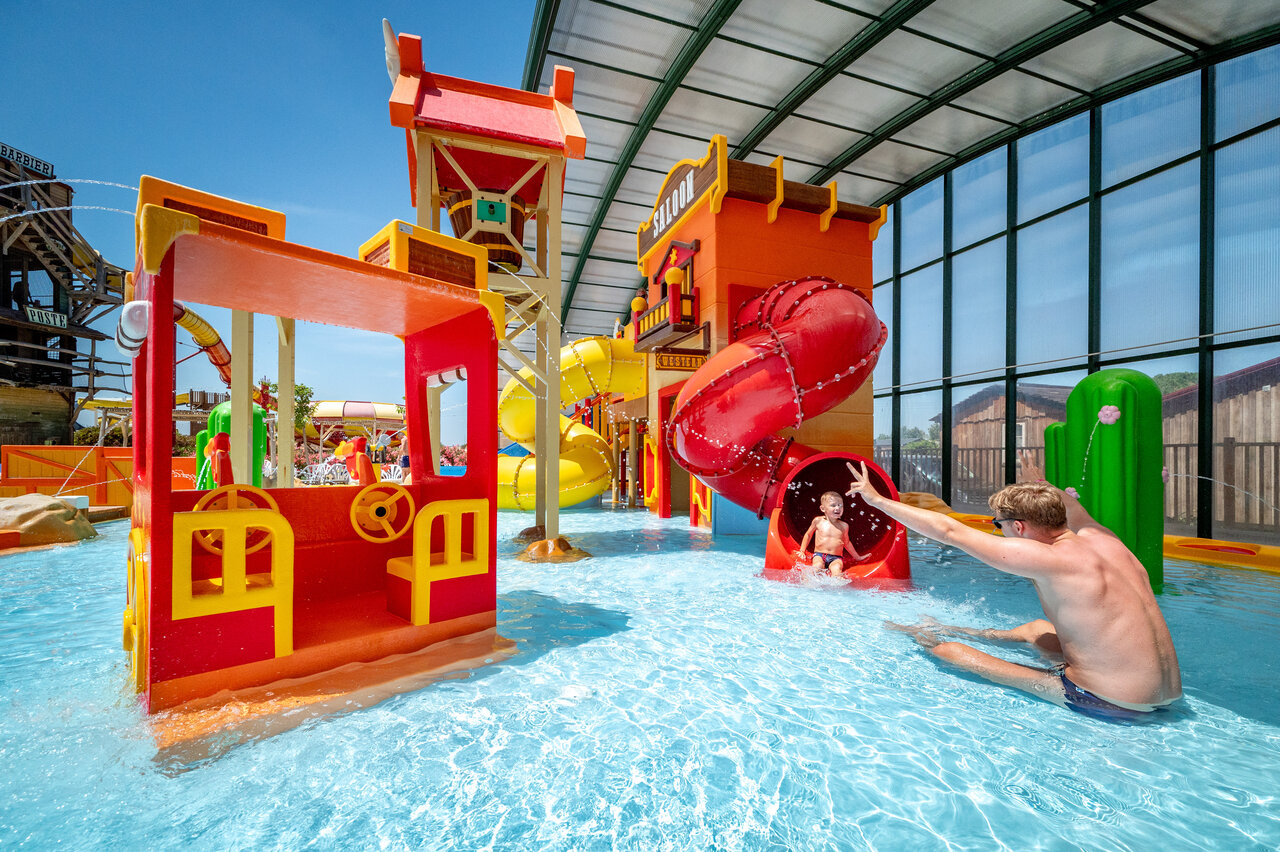 Piscine couverte, toboggan, jeux aquatiques au camping CAPFUN Las Bousigues � Le Barcar�s (66).