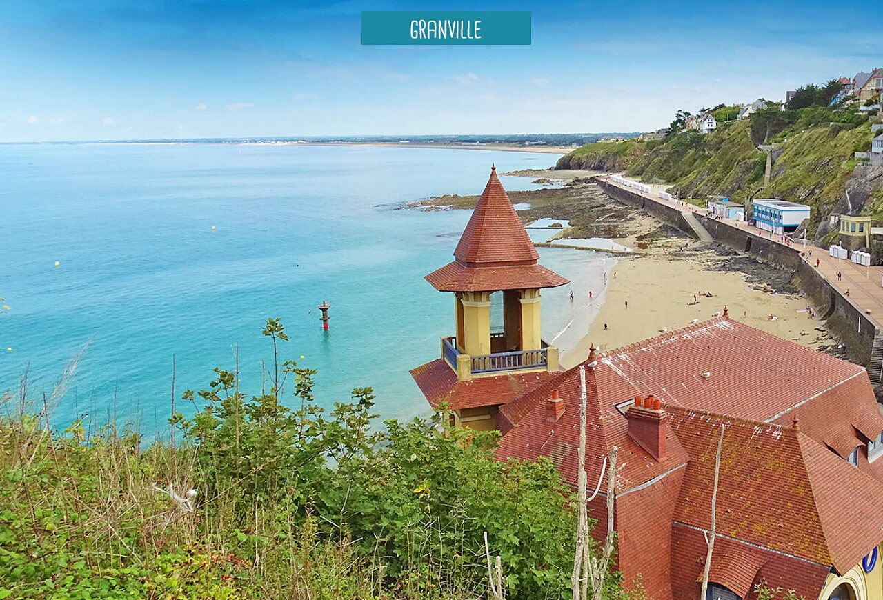 Ville c�ti�re de Granville, plage, mer turquoise et b�timents historiques en Normandie.