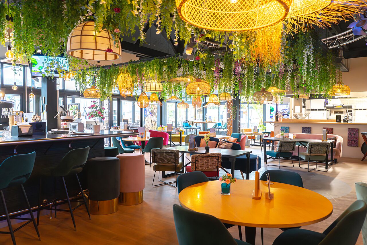 Restaurant et bar moderne avec d�coration v�g�tale au camping VAGUES OCEANES Les Iles � Hudimesnil (50).