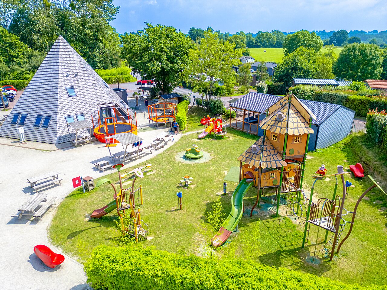 Aire de jeux, trampolines, b�timent pyramidal au camping VAGUES OCEANES Les Iles (50).