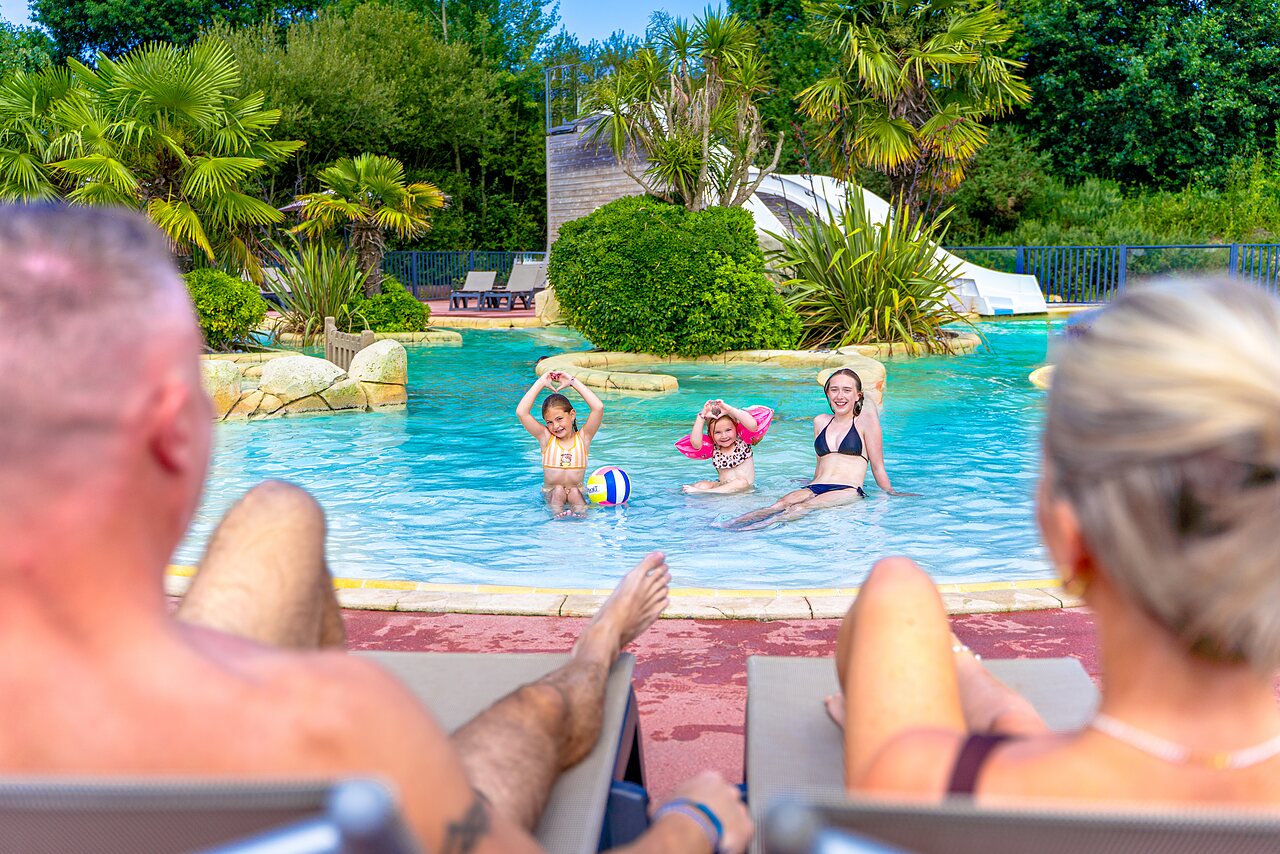 Piscine familiale, toboggan au camping VAGUES OCEANES Les Iles � Hudimesnil.