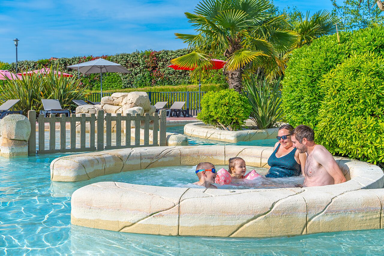 Jacuzzi familial au camping VAGUES OCEANES Les Iles � Hudimesnil (50).
