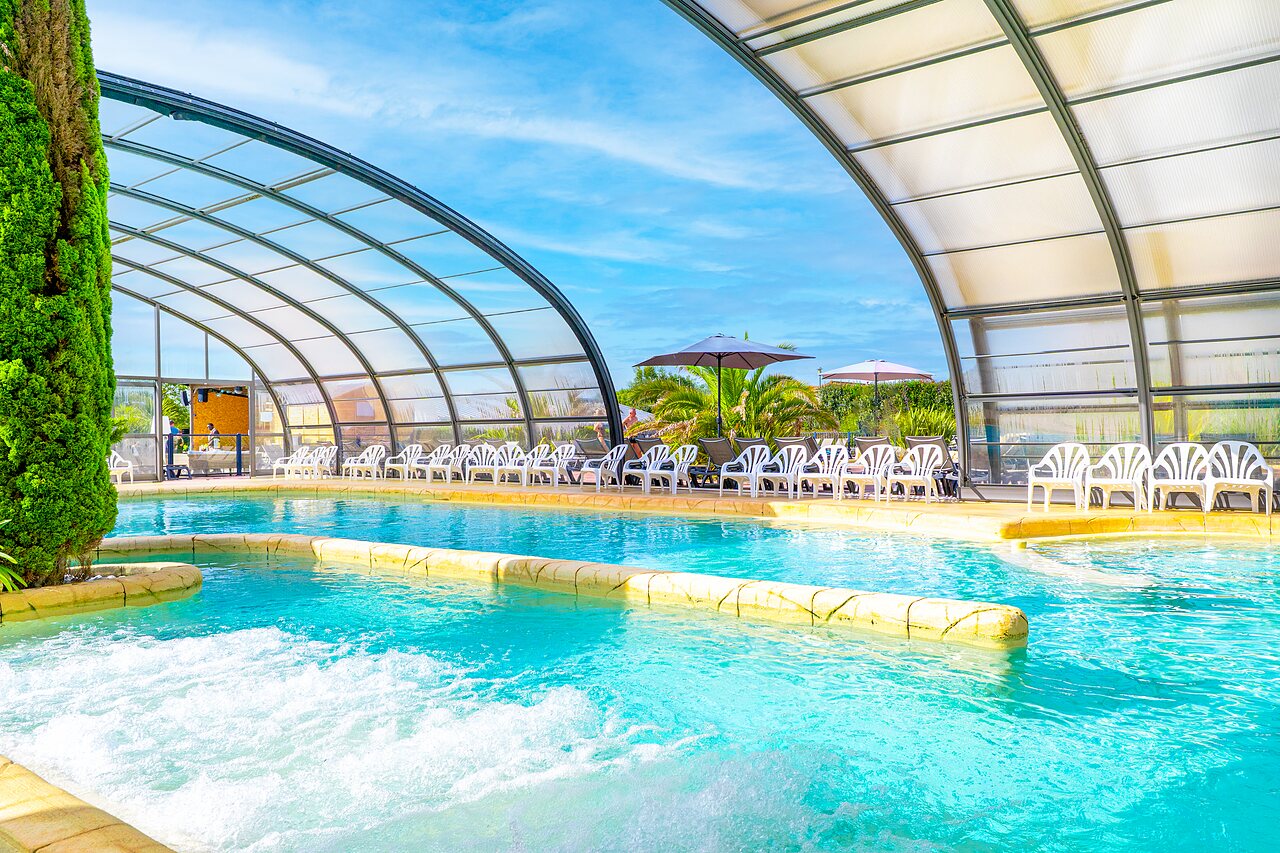Piscine couverte, jacuzzi et transats au camping VAGUES OCEANES Les Iles � Hudimesnil (50).