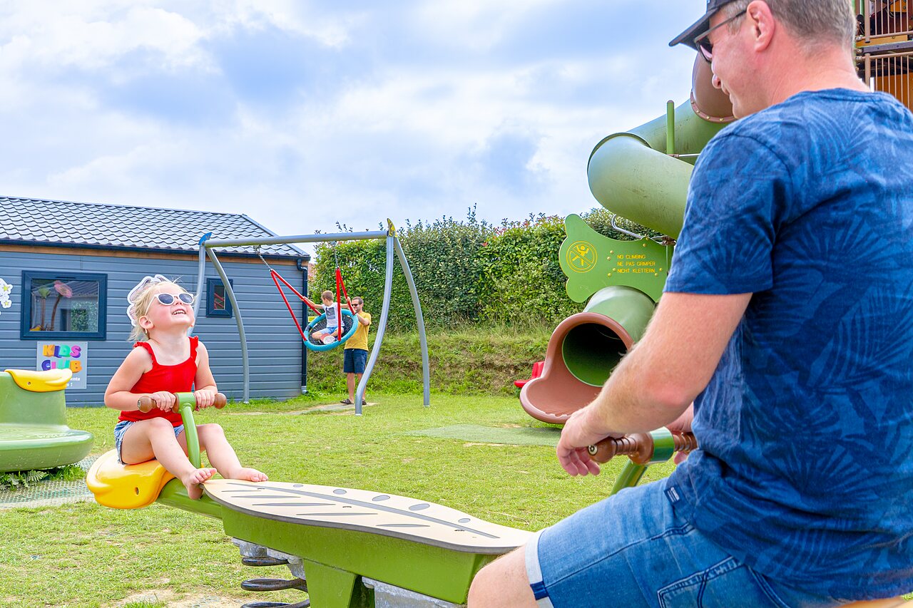 Aire de jeux avec bascule et balan�oire au camping VAGUES OCEANES Les Iles.