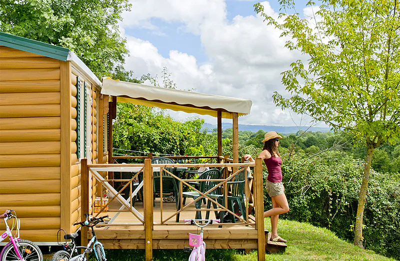 Mobil-home en bois avec terrasse couverte et vue sur la nature au camping CLICOCHIC Les Secrets de Padirac � Padirac (46).
