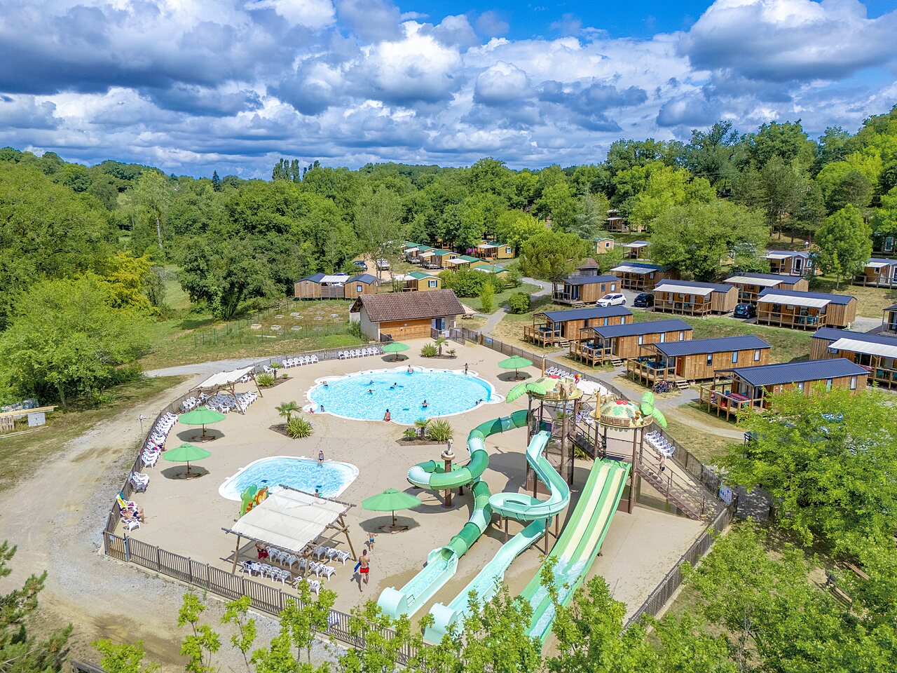 Parc aquatique, toboggans, piscines et Mobil-homes au camping CLICOCHIC � Padirac.