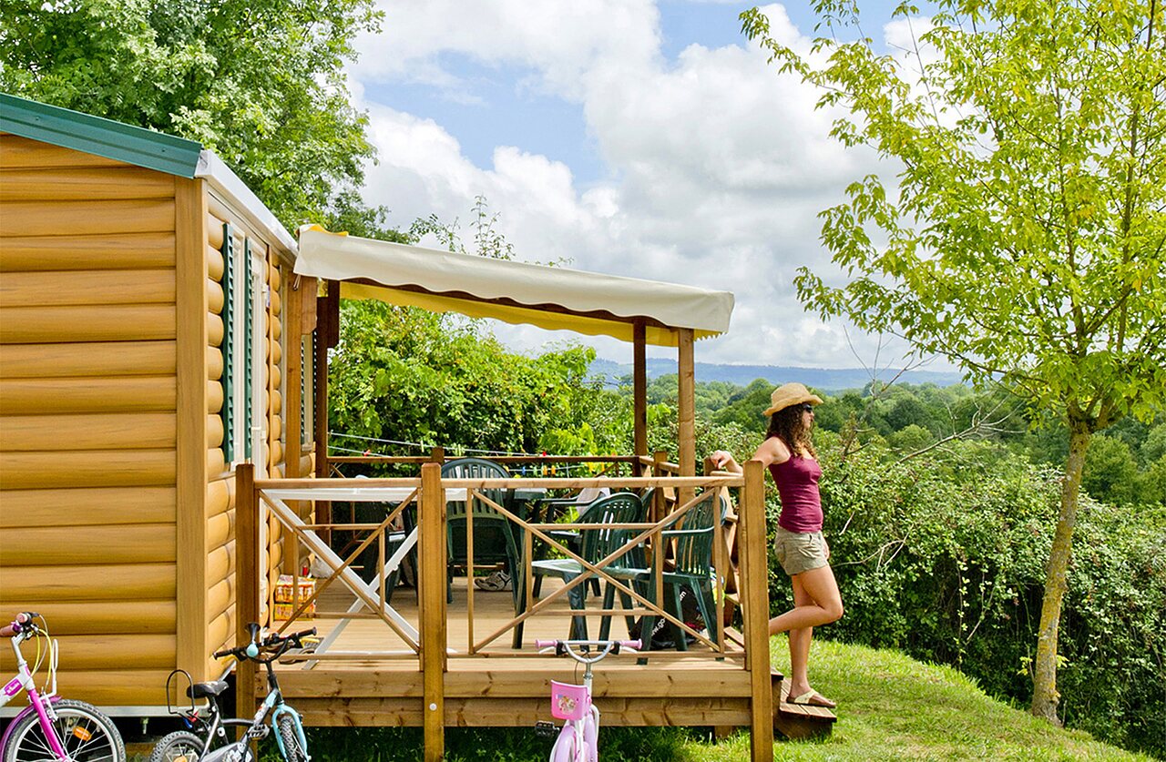 Mobil-home en bois avec terrasse couverte et vue sur la nature au camping CLICOCHIC Les Secrets de Padirac � Padirac (46).