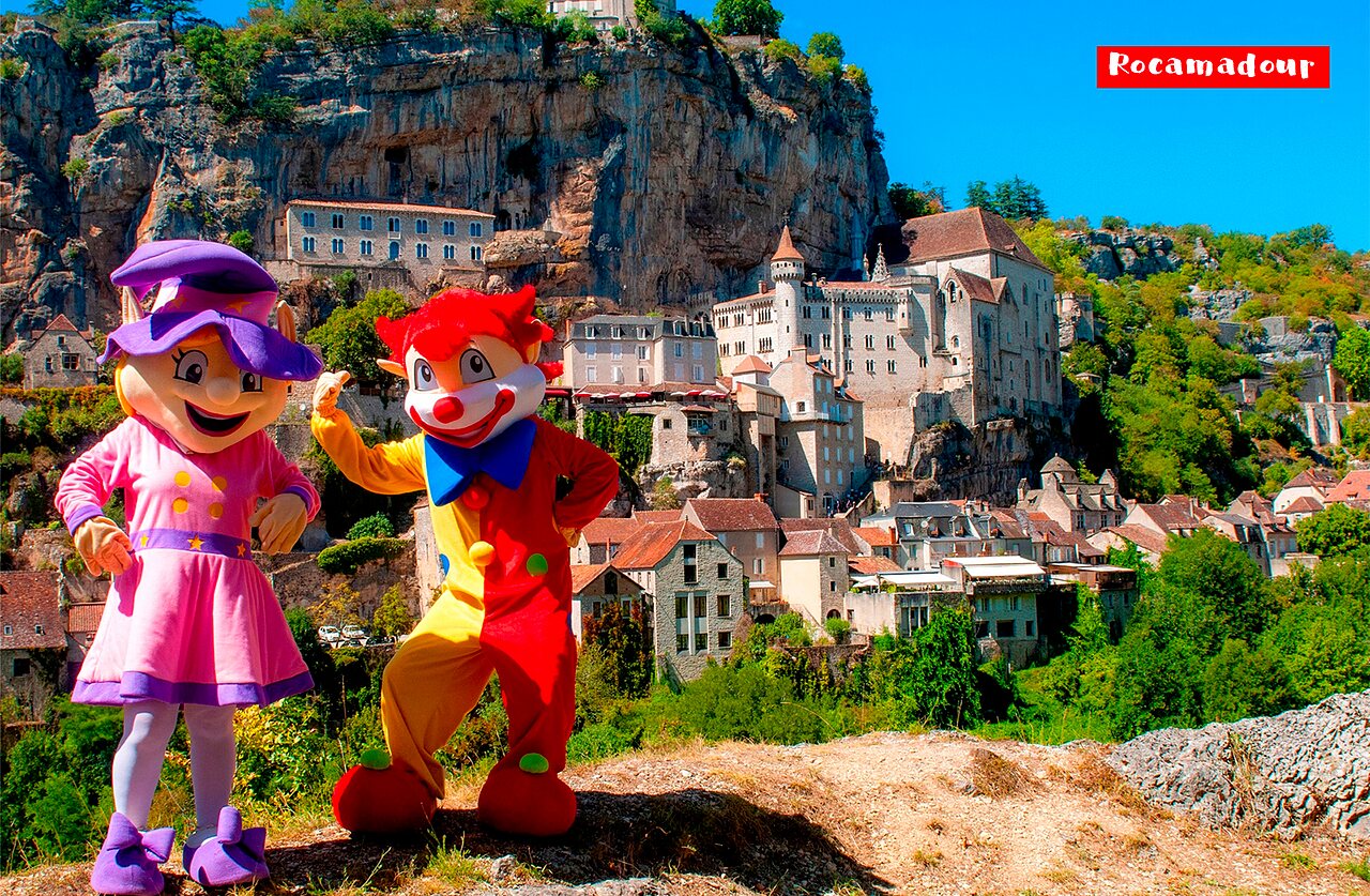 Mascottes devant le village m�di�val de Rocamadour, site touristique majeur du Lot.