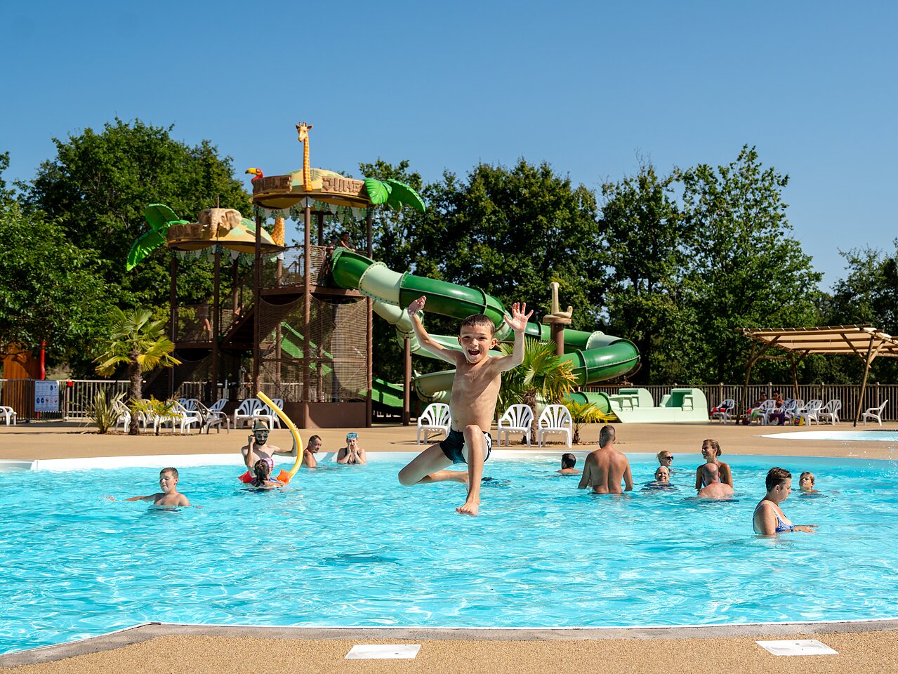 Piscine, enfant sautant, toboggans au camping CLICOCHIC Les Secrets de Padirac � Padirac.