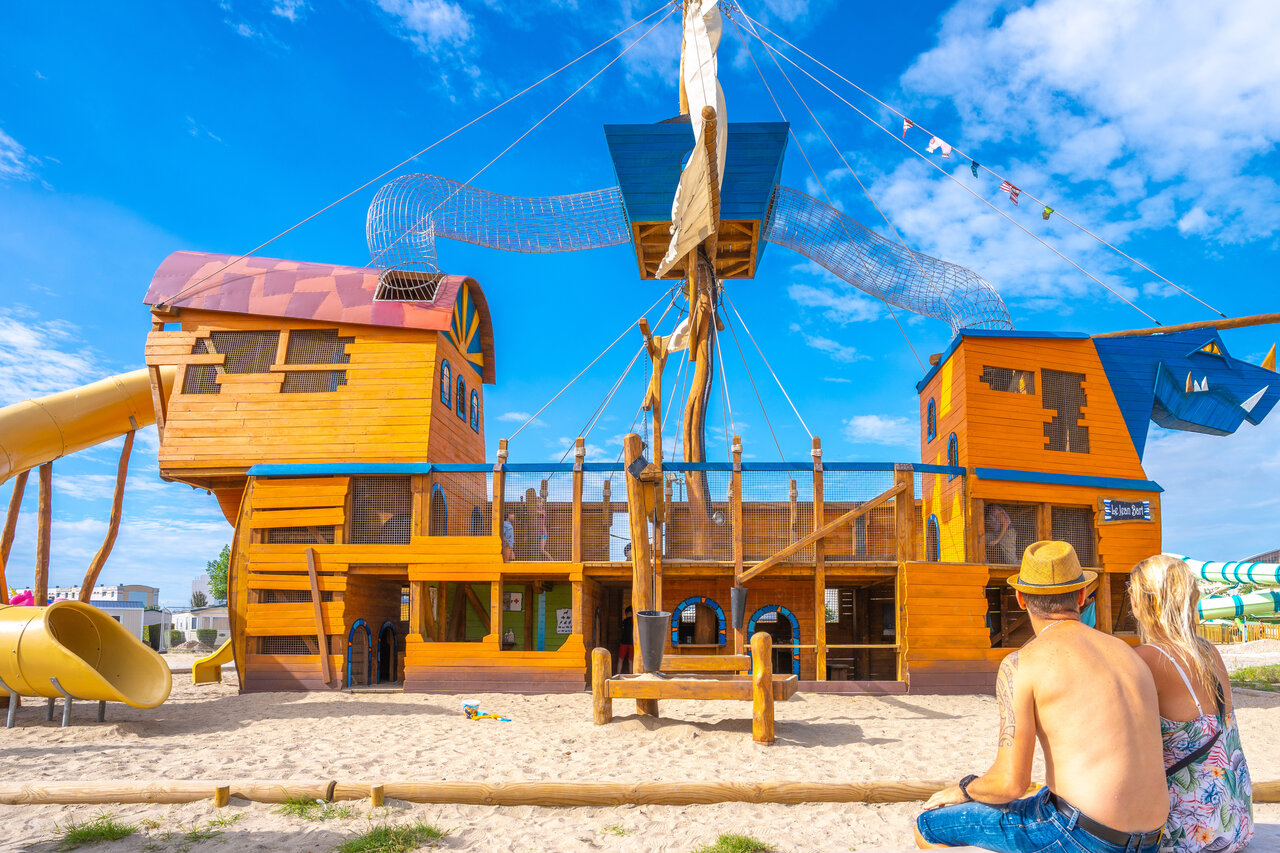 Aire de jeux bateau pirate g�ant avec toboggans au camping VAGUES OCEANES Licorne � Dunkerque (59).