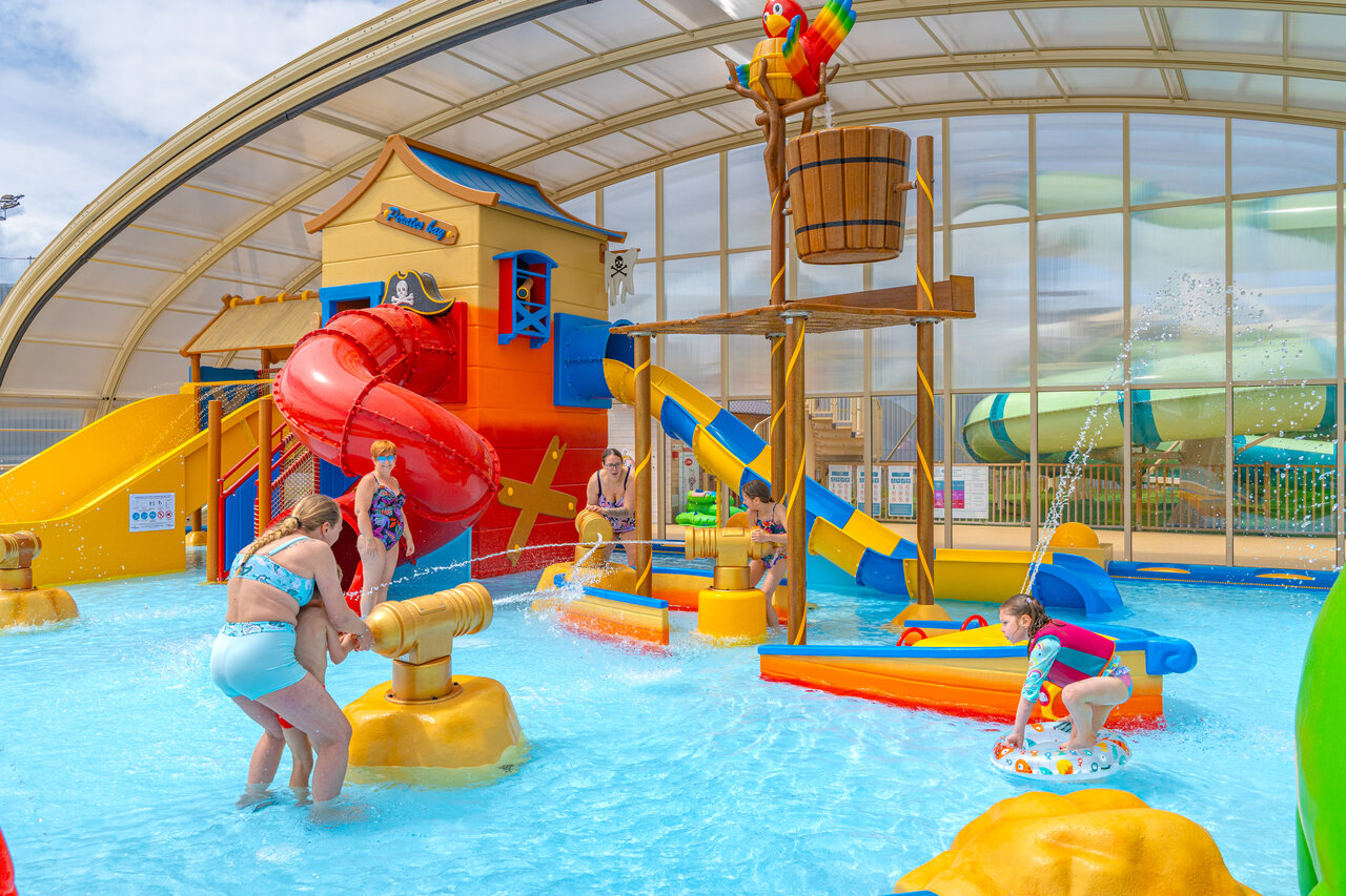 Parc aquatique couvert, toboggans et jeux au camping VAGUES OCEANES Licorne � Dunkerque.
