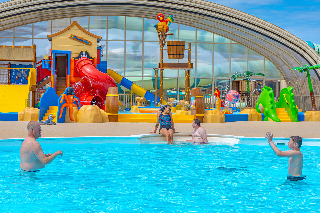 Piscine couverte, toboggans et jeux d'eau au camping VAGUES OCEANES Licorne � Dunkerque.