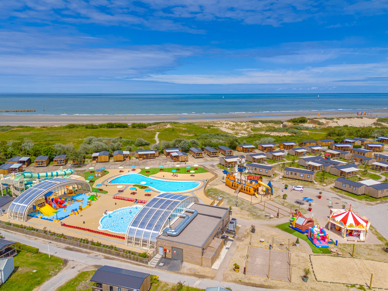 Parc aquatique, mobile homes, plage, vue a�rienne au camping VAGUES OCEANES Licorne.
