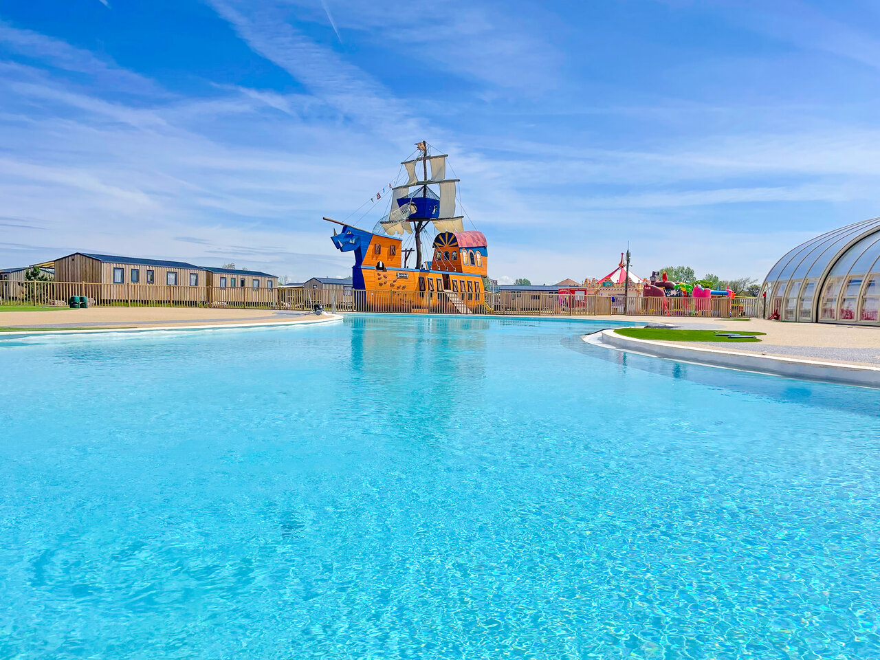 Grande piscine ext�rieure, bateau pirate, h�bergements au camping VAGUES OCEANES Licorne � Dunkerque (59).