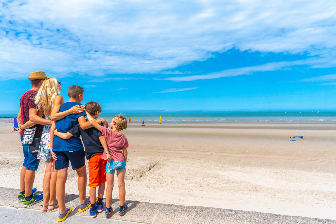 Famille observant des chars � voile sur la plage au camping VAGUES OCEANES Licorne � Dunkerque (59).