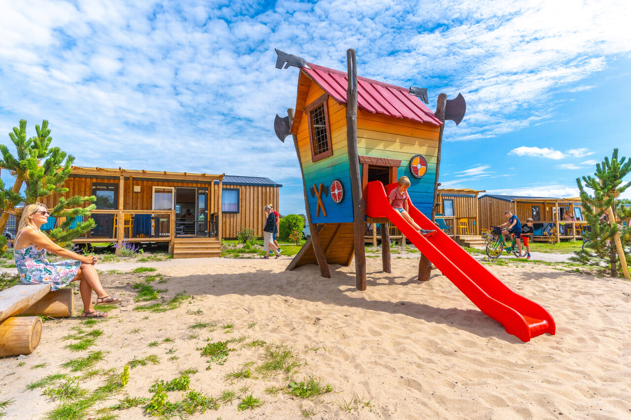 Cabane de jeux, toboggan, mobile homes au camping VAGUES OCEANES Licorne � Dunkerque (59).