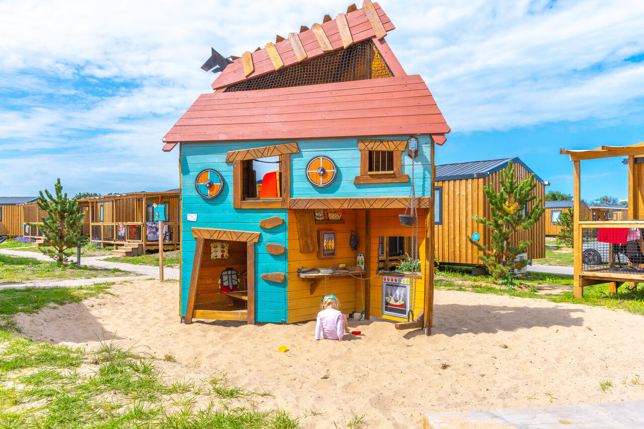 Maisonnette de jeux color�e et sable pour enfants au camping VAGUES OCEANES Licorne � Dunkerque (59).