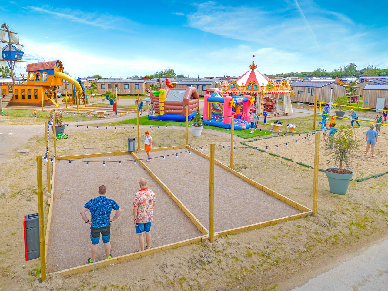 P�tanque, aire de jeux pirate, ch�teaux gonflables au camping VAGUES OCEANES Licorne Dunkerque.