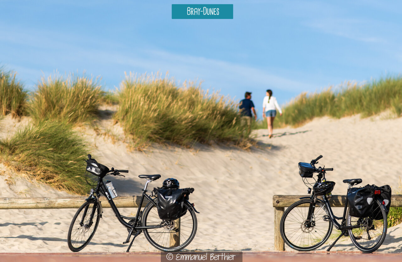 V�los gar�s sur la promenade de la plage de Bray-Dunes, � visiter.