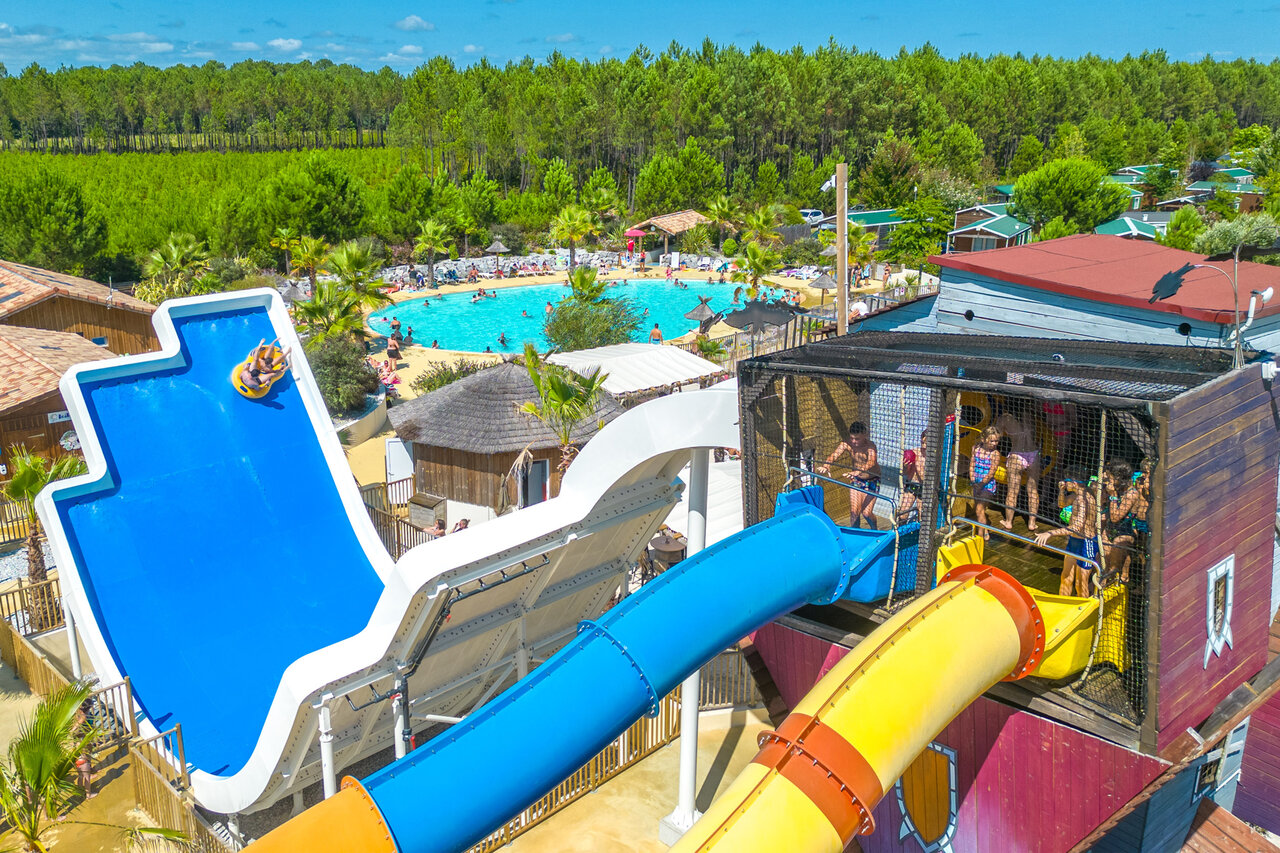 Toboggans aquatiques g�ants et piscine lagon au camping CAPFUN Lila � LINXE (40).