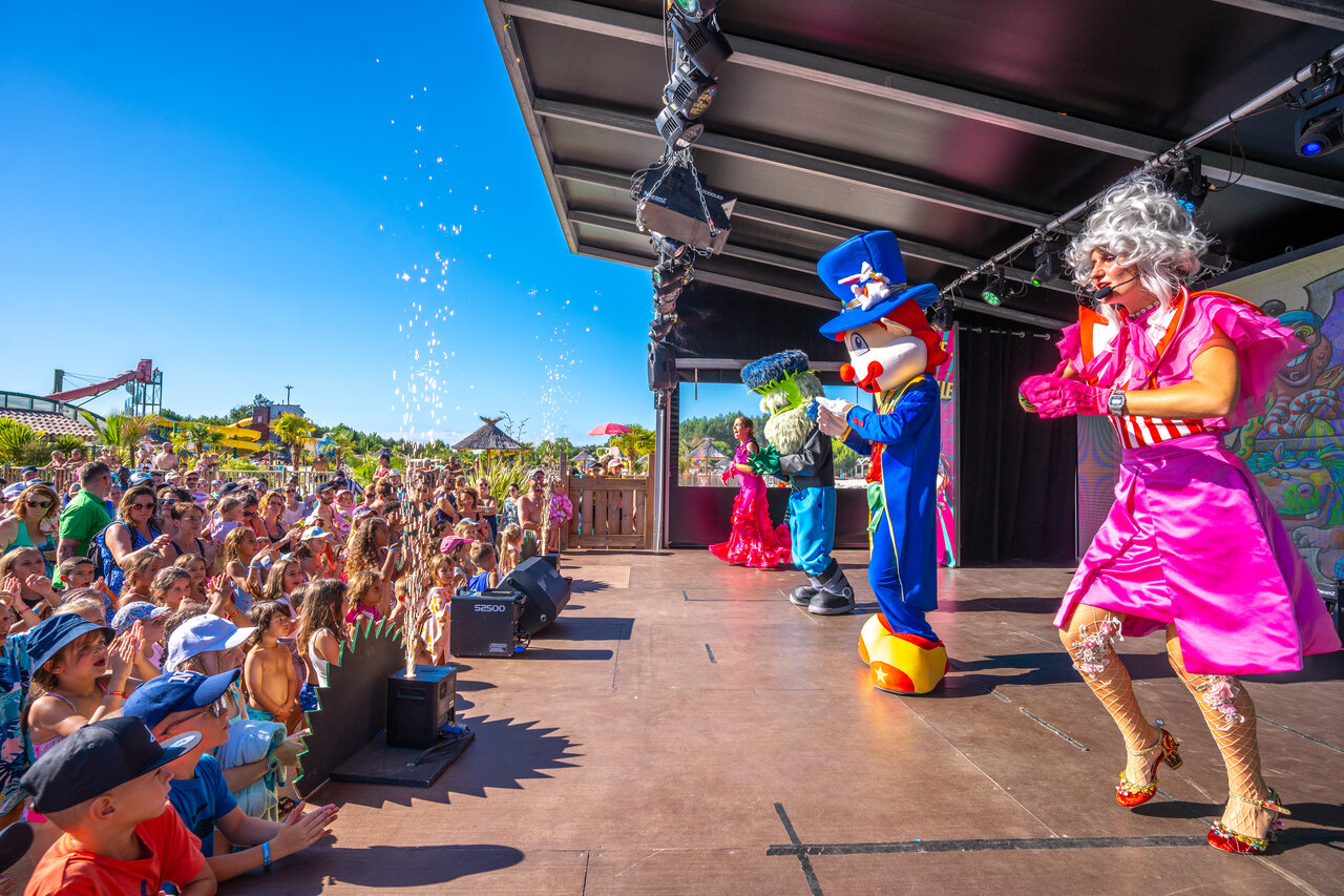 Spectacle d'animation avec mascottes et public au camping CAPFUN Lila � LINXE (40).