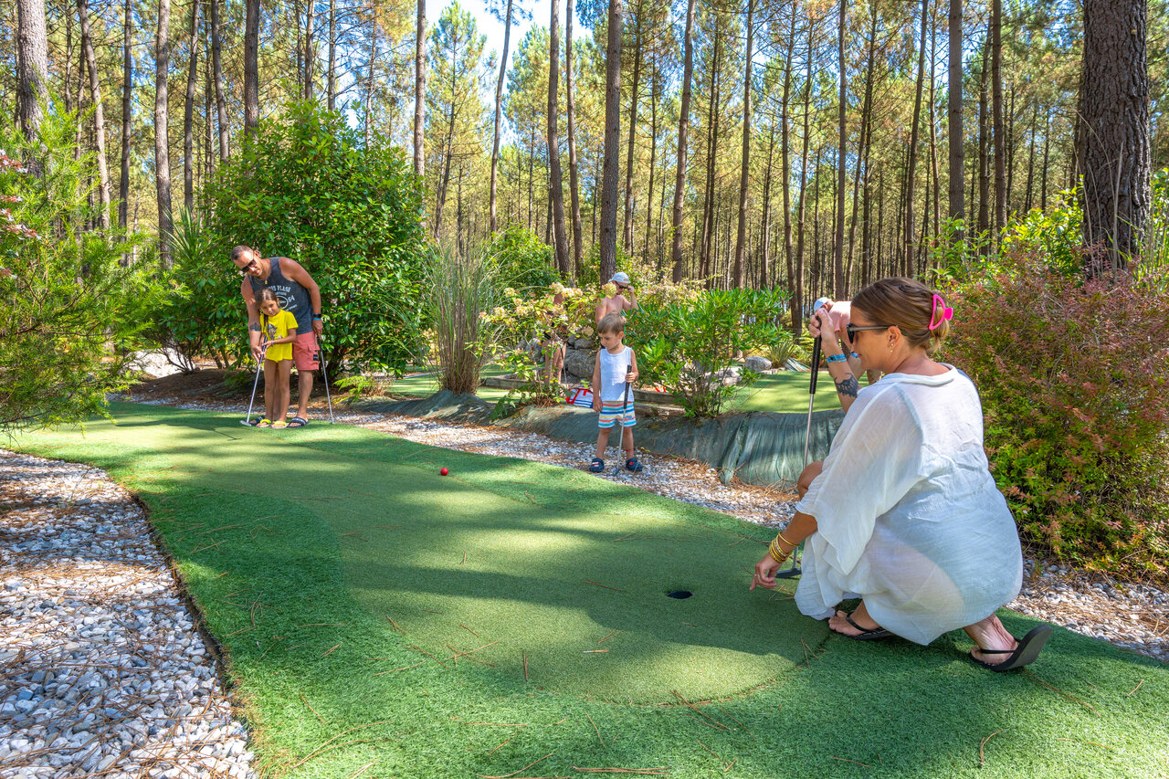 Mini-golf familial ombrag� sous les pins au camping CAPFUN Lila � LINXE (40).